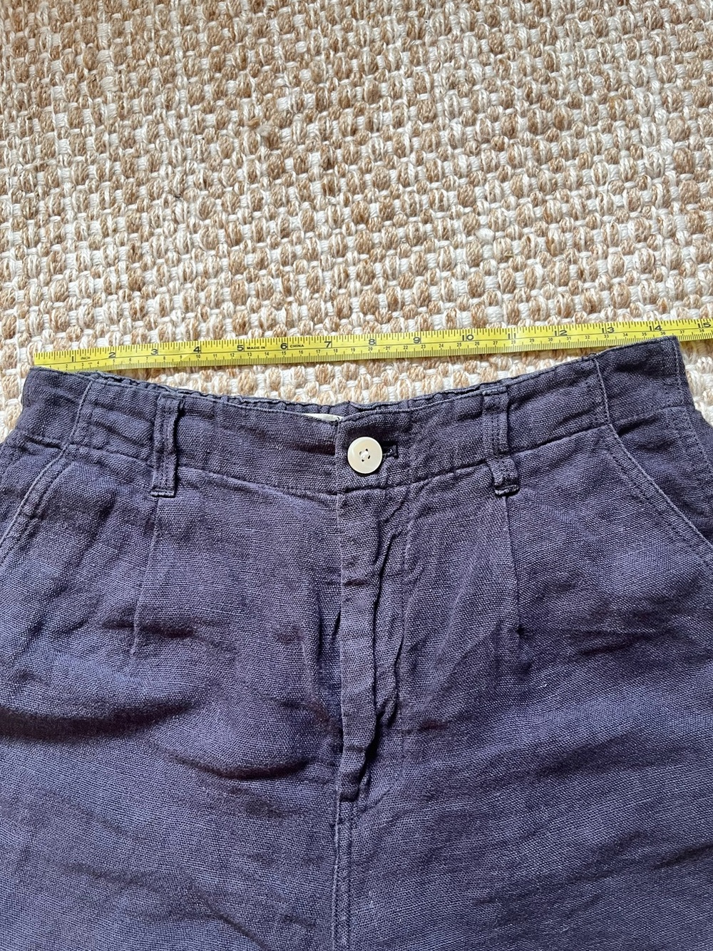 Alex Mill Pleated Pull On Shorts in Linen, size 6 in navy - Picture 4 of 6
